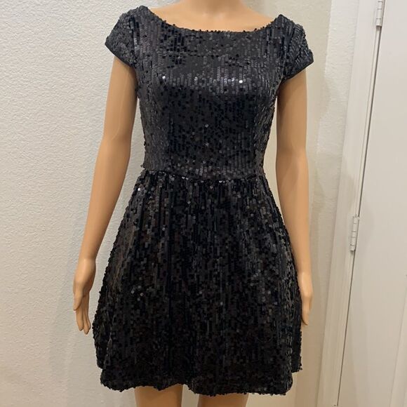Arden B Size 4 Black Sequin Scoop Neck  Short Sleeve V Back Netting Mini Dress - Picture 4 of 13